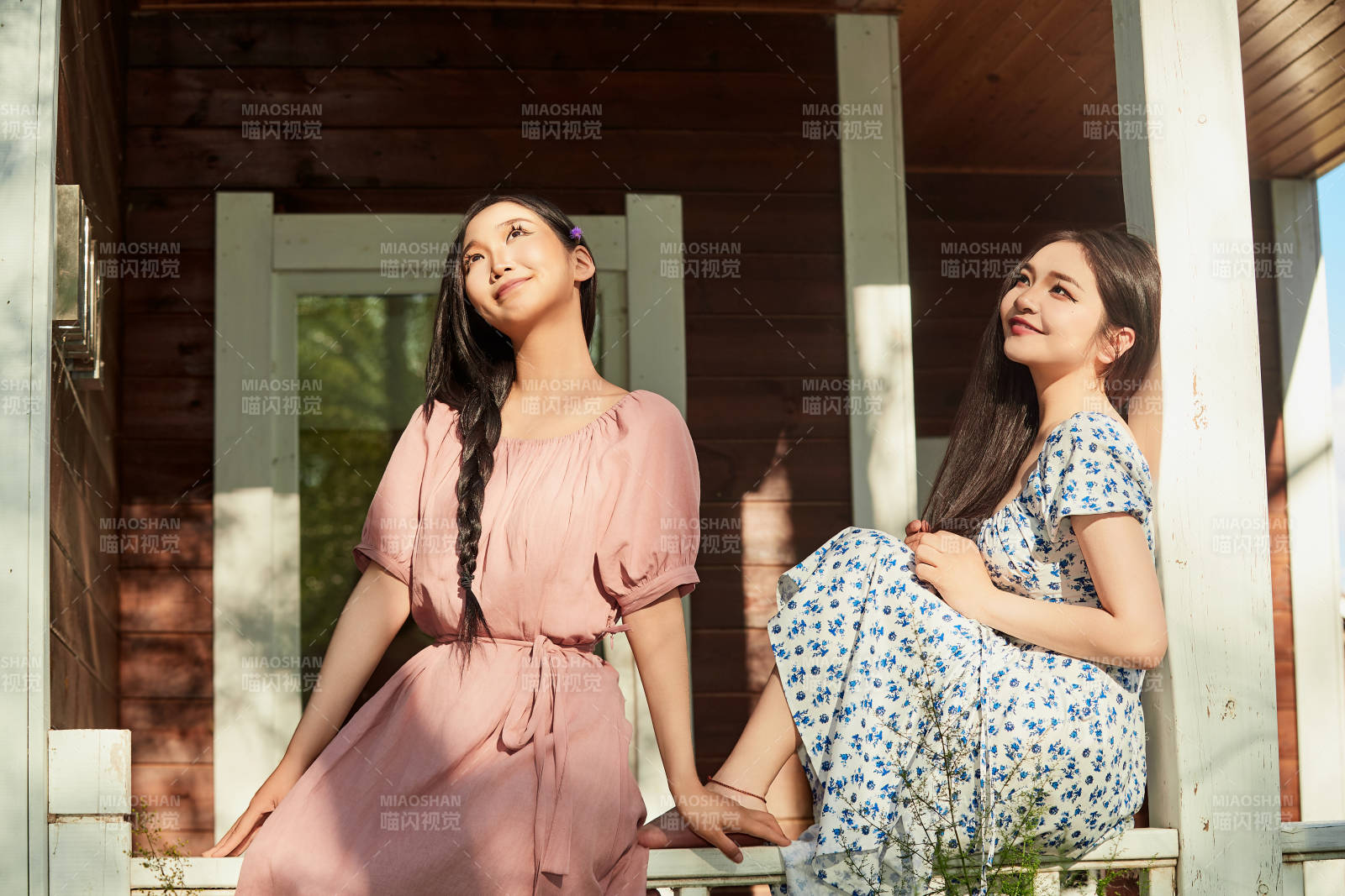 夏天在別墅門庭外拍照欣賞風景的亞洲美女