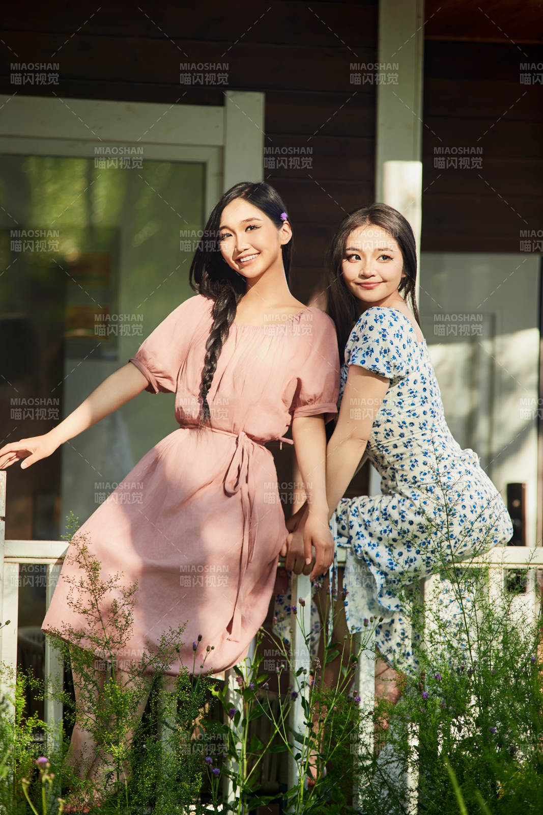 夏天在別墅門庭外拍照欣賞風景的亞洲美女