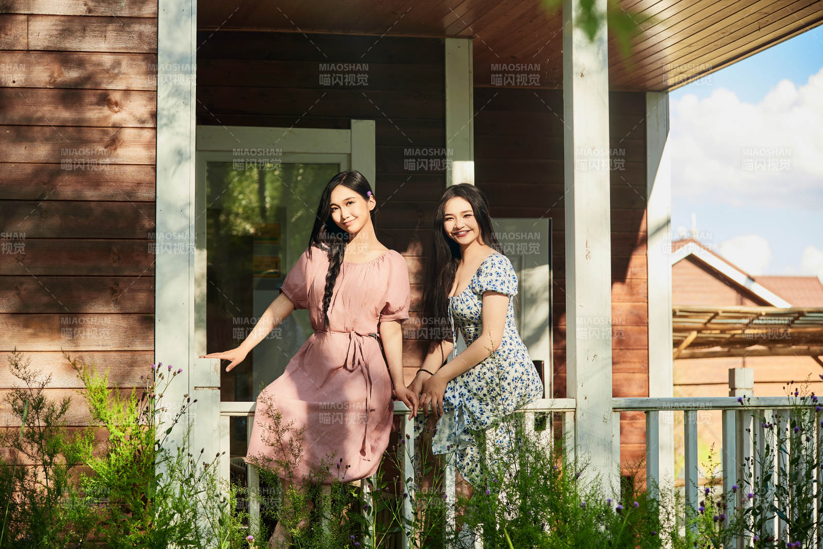 夏天在別墅門庭外拍照欣賞風景的亞洲美女