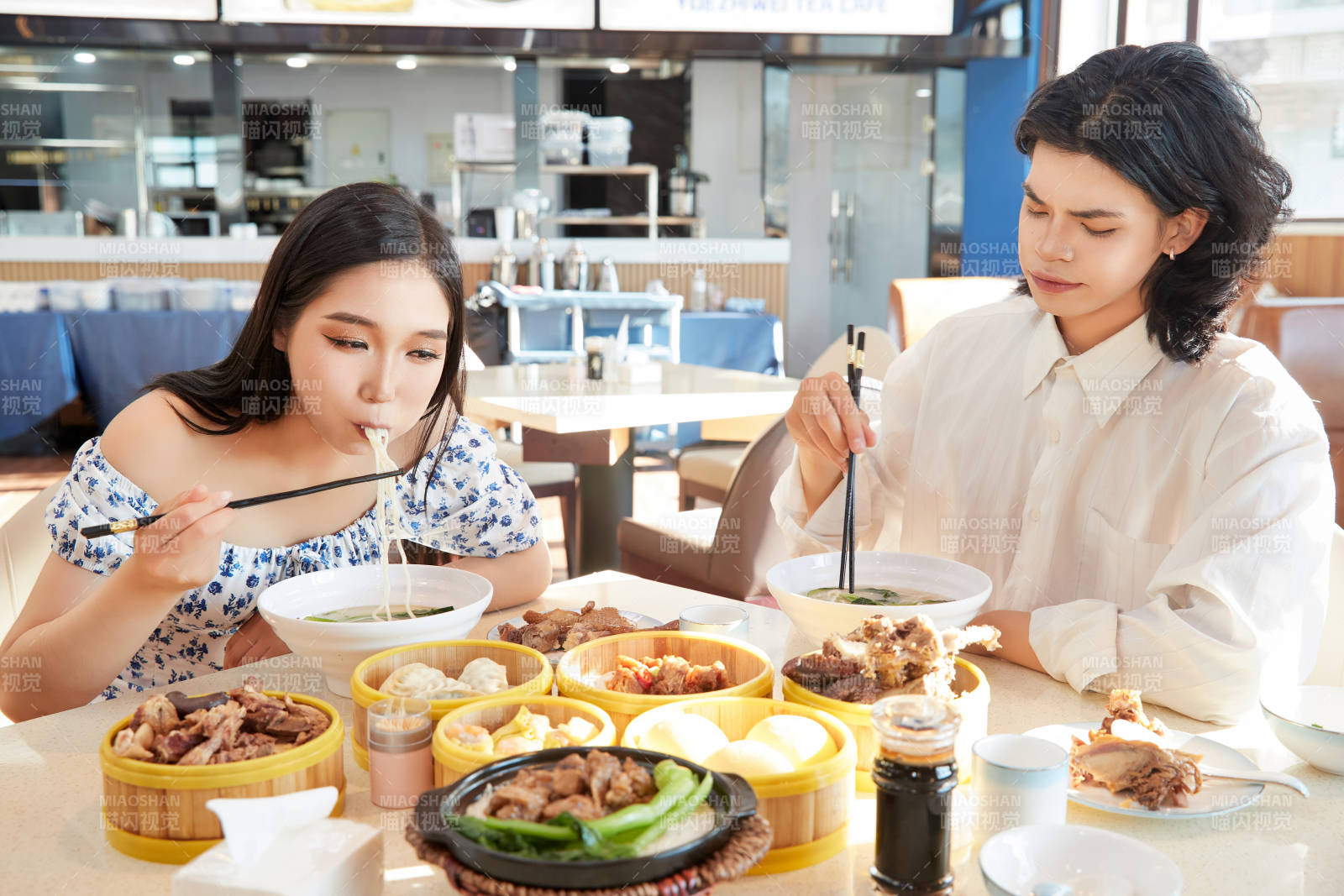 在茶餐廳大吃特吃的東方情侶