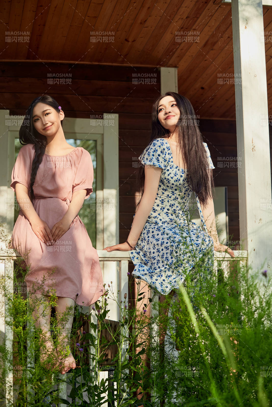 夏天在別墅門庭外拍照欣賞風景的亞洲美女