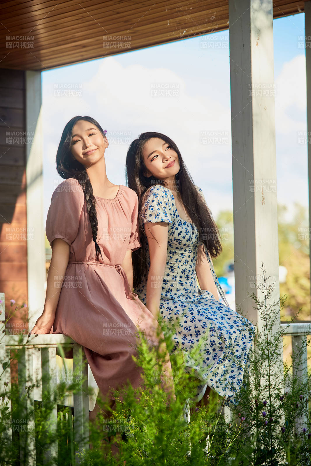 夏天在別墅門庭外拍照欣賞風(fēng)景的亞洲美女