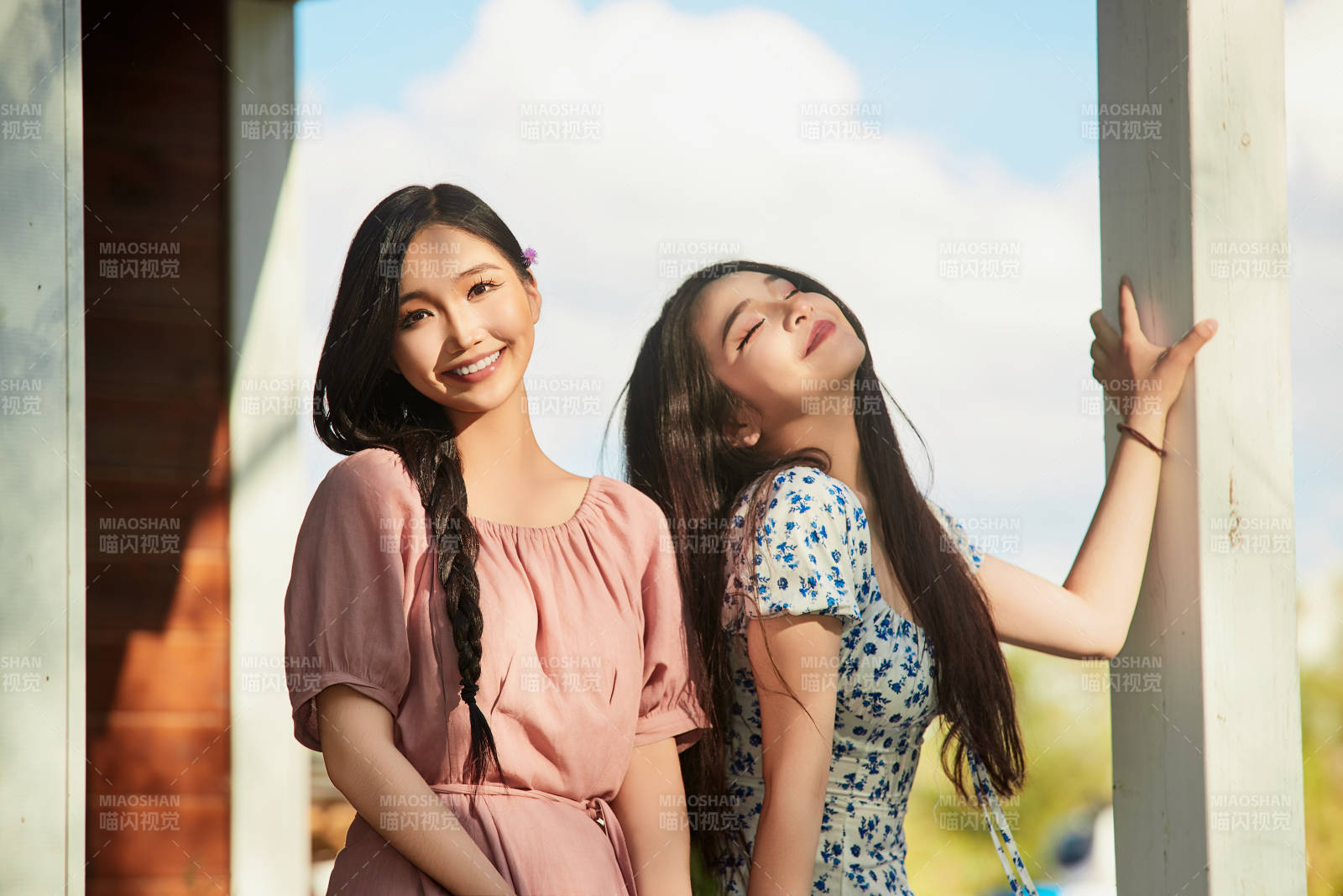 夏天在別墅門庭外拍照欣賞風景的亞洲美女