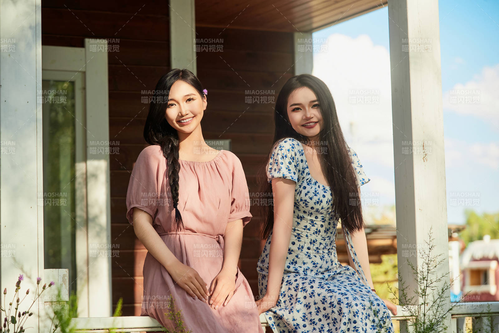 夏天在別墅門庭外拍照欣賞風景的亞洲美女