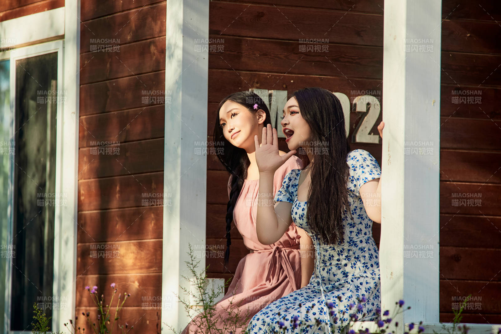 夏天在別墅門庭外拍照欣賞風景的亞洲美女