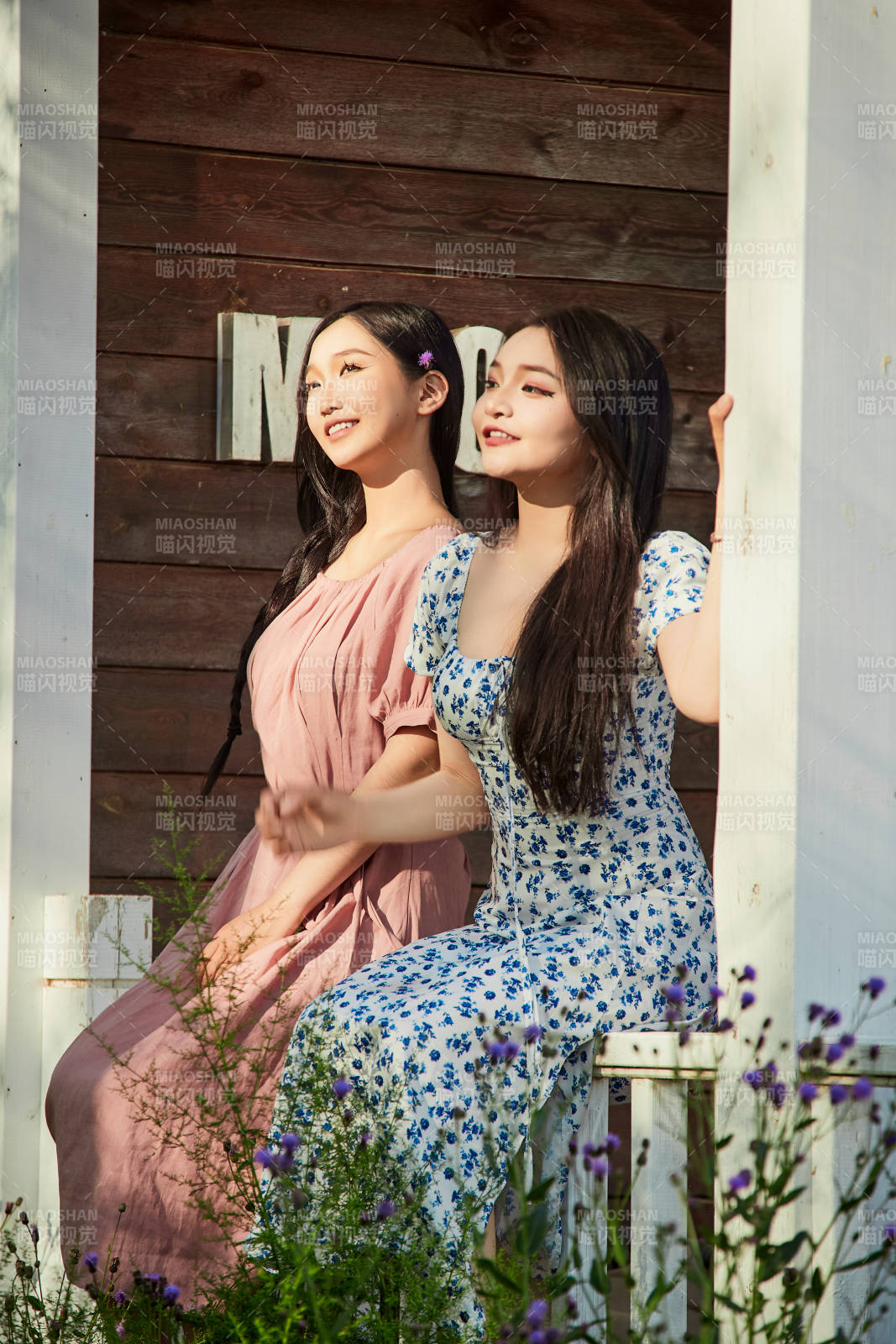 夏天在別墅門庭外拍照欣賞風景的亞洲美女