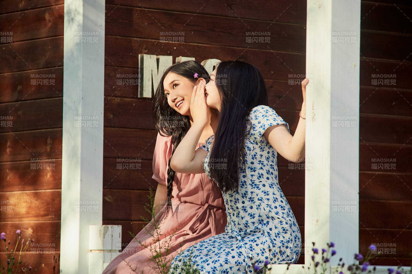 夏天在別墅門庭外拍照欣賞風(fēng)景的亞洲美女