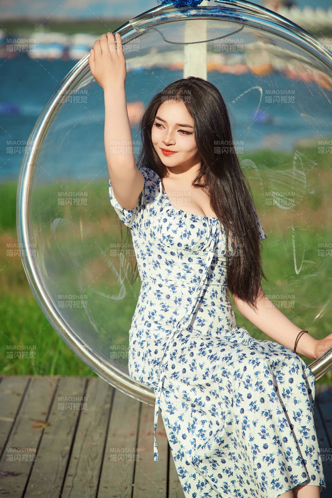 草原湖畔打卡點(diǎn)游玩拍照的東方美女