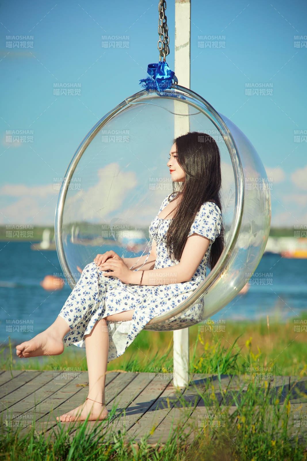 草原湖畔打卡點游玩拍照的東方美女