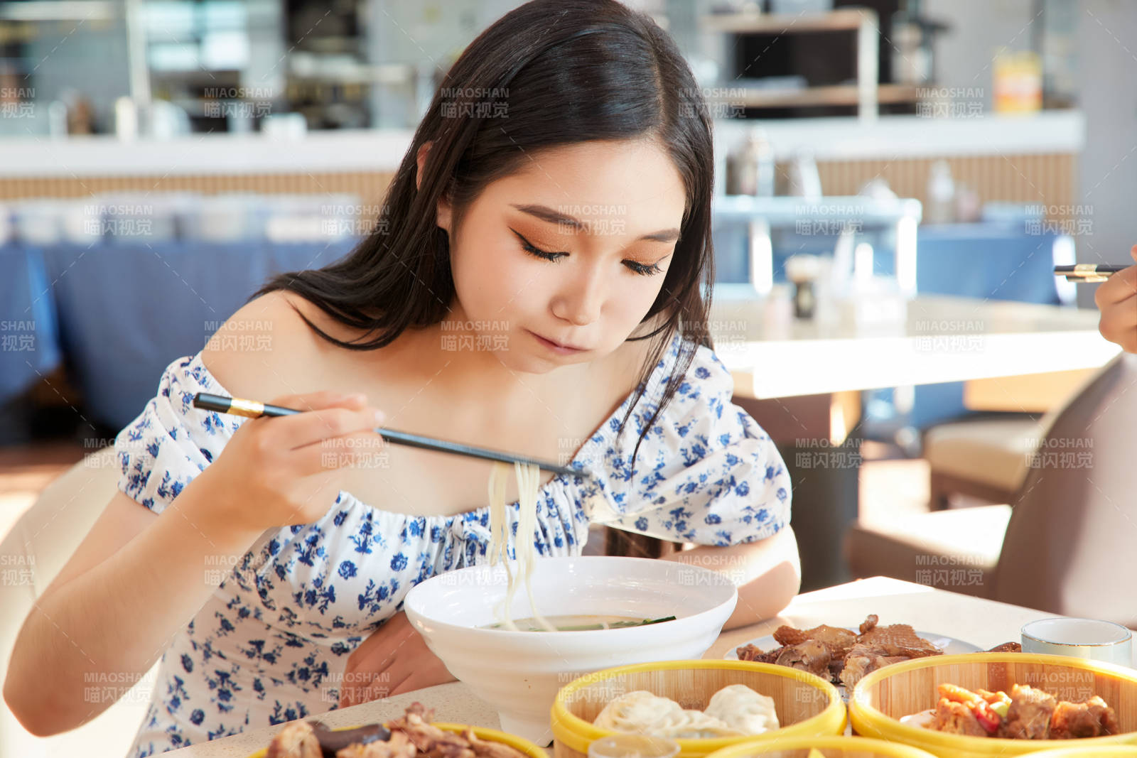 在茶餐廳大吃特吃的美女