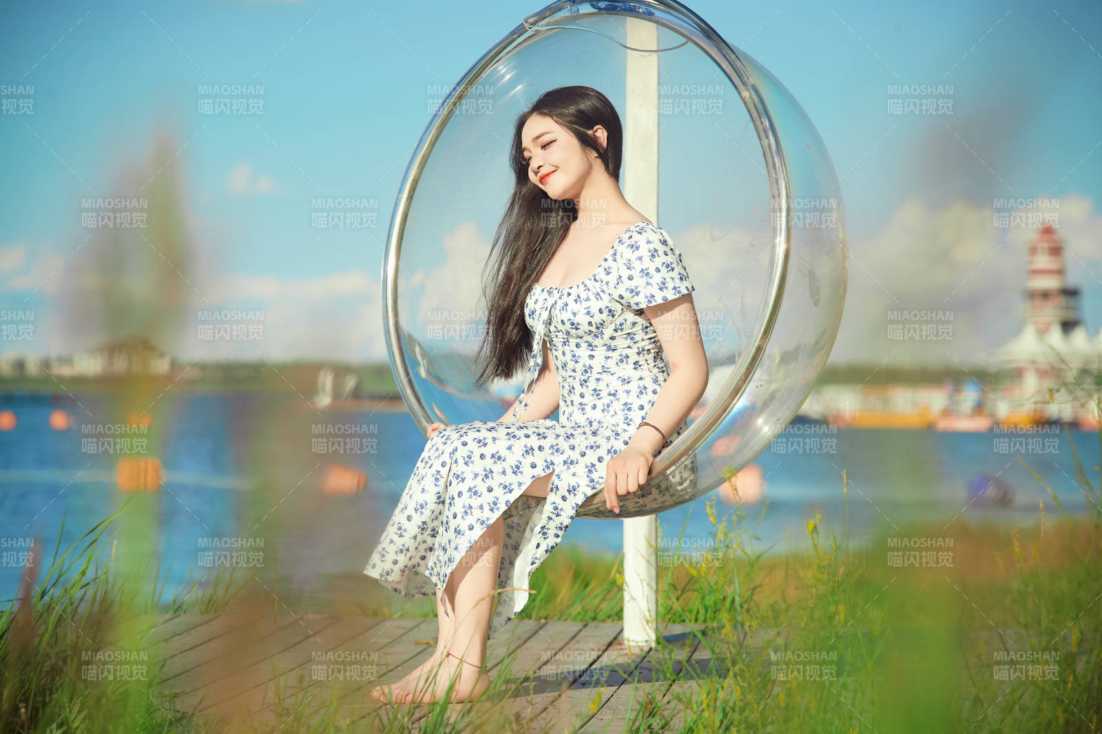 草原湖畔打卡點游玩拍照的東方美女