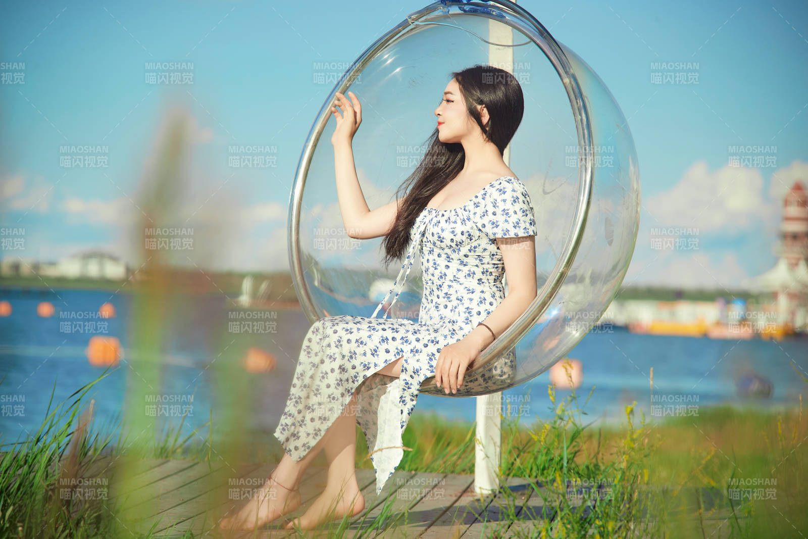 草原湖畔打卡點游玩拍照的東方美女