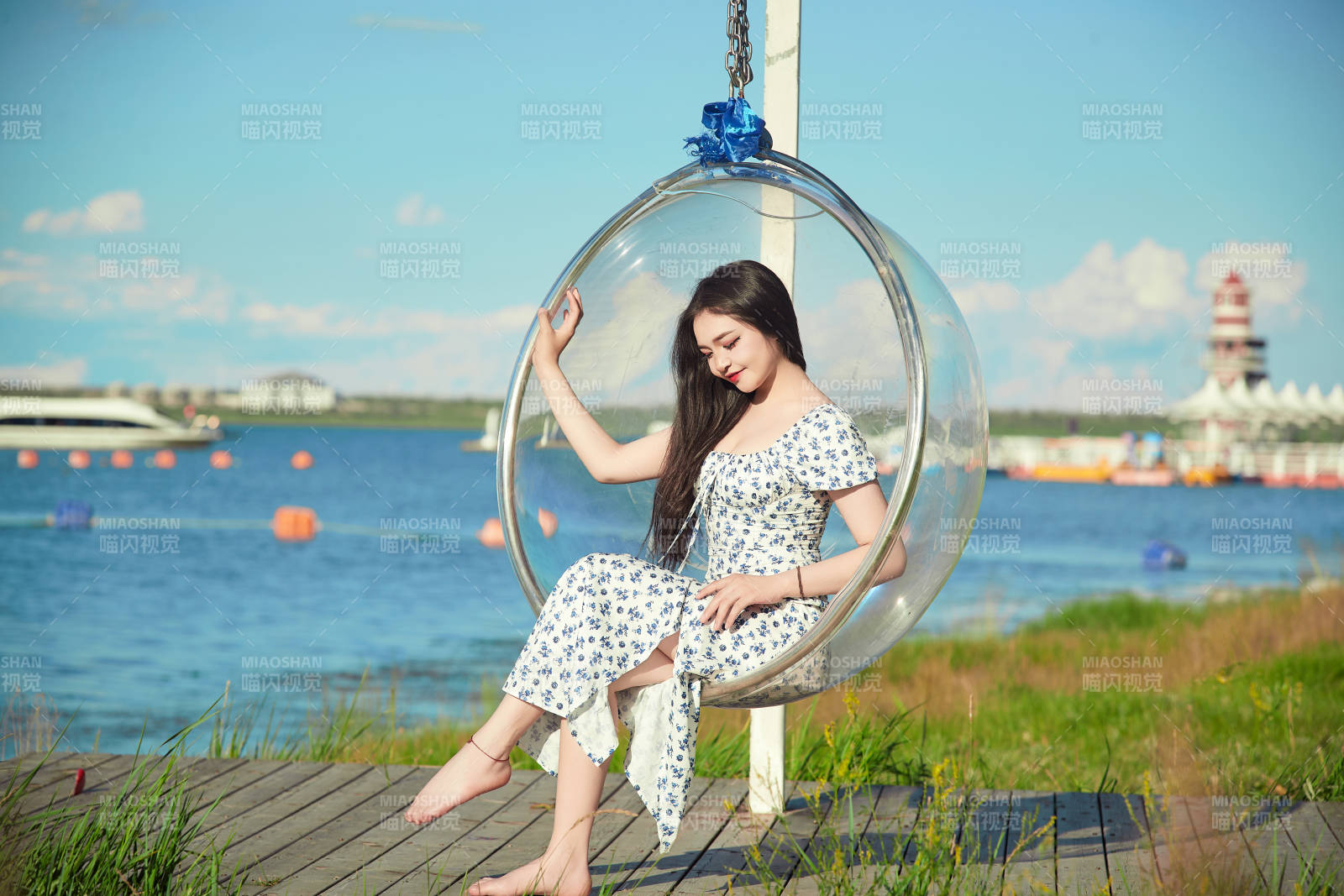 草原湖畔打卡點游玩拍照的東方美女