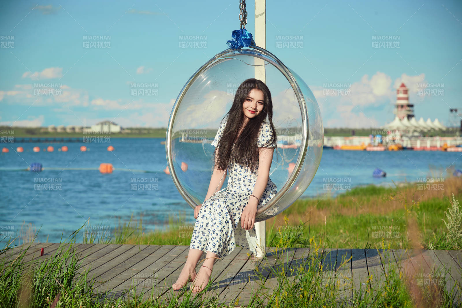 草原湖畔打卡點游玩拍照的東方美女