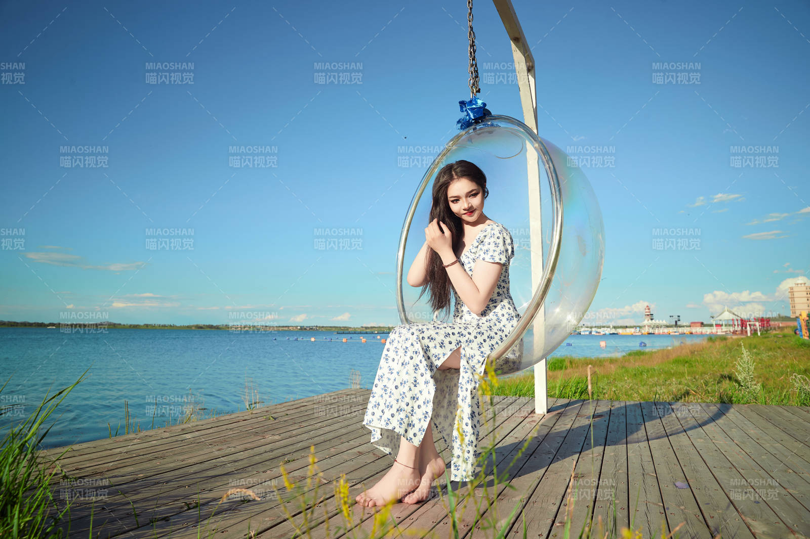 草原湖畔打卡點游玩拍照的東方美女