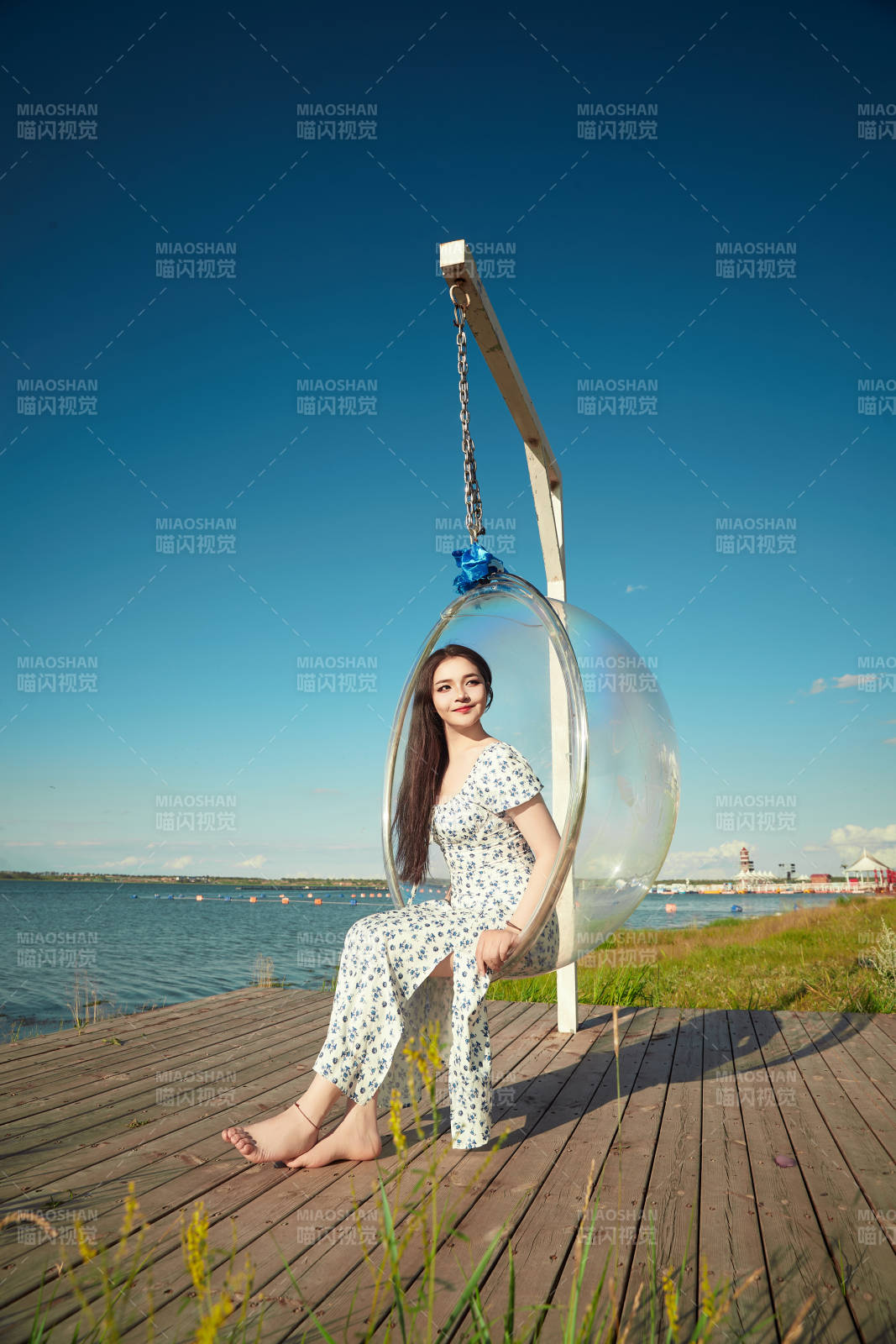 草原湖畔打卡點游玩拍照的東方美女