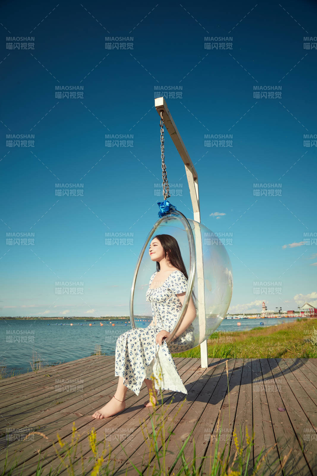 草原湖畔打卡點游玩拍照的東方美女