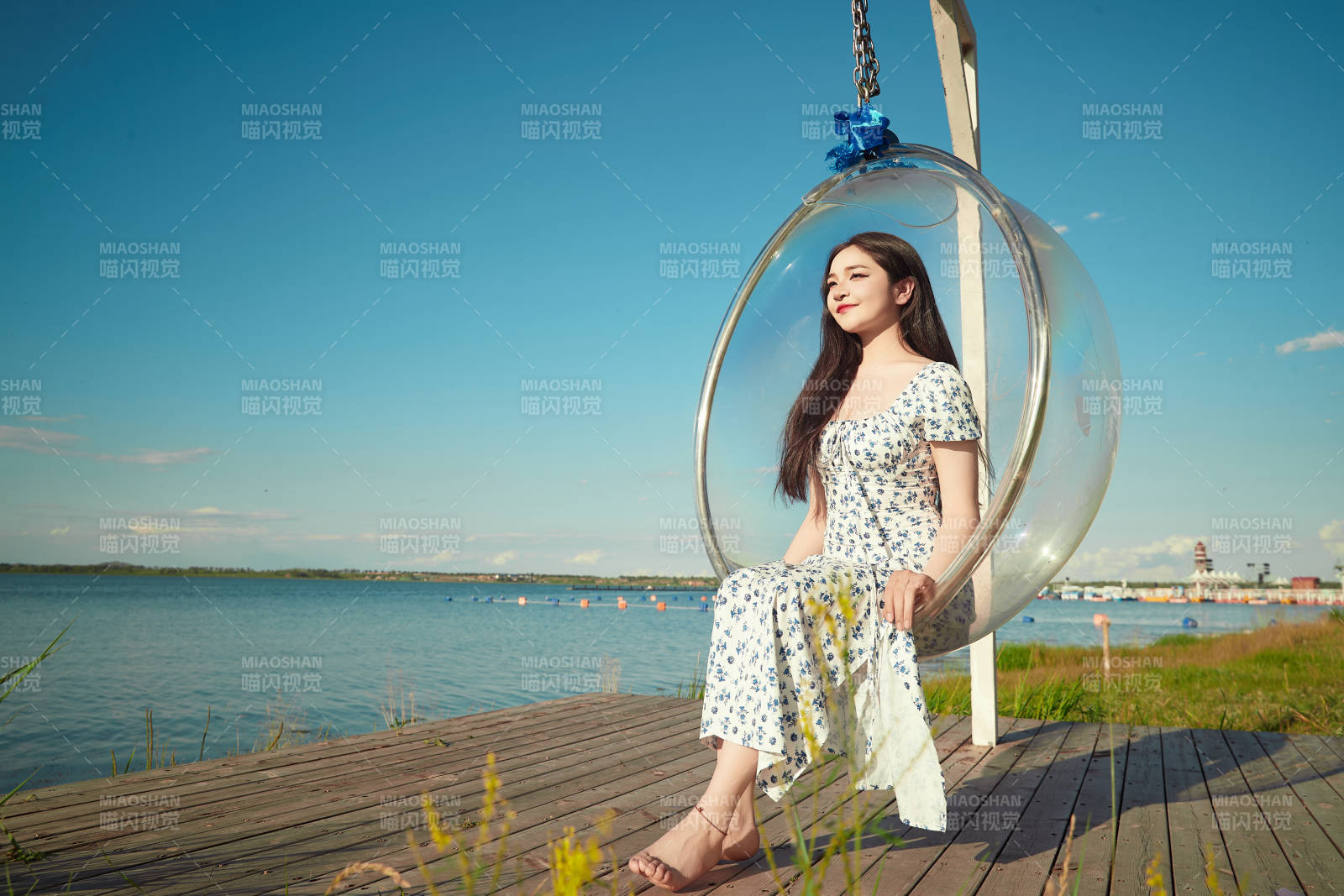 草原湖畔打卡點游玩拍照的東方美女