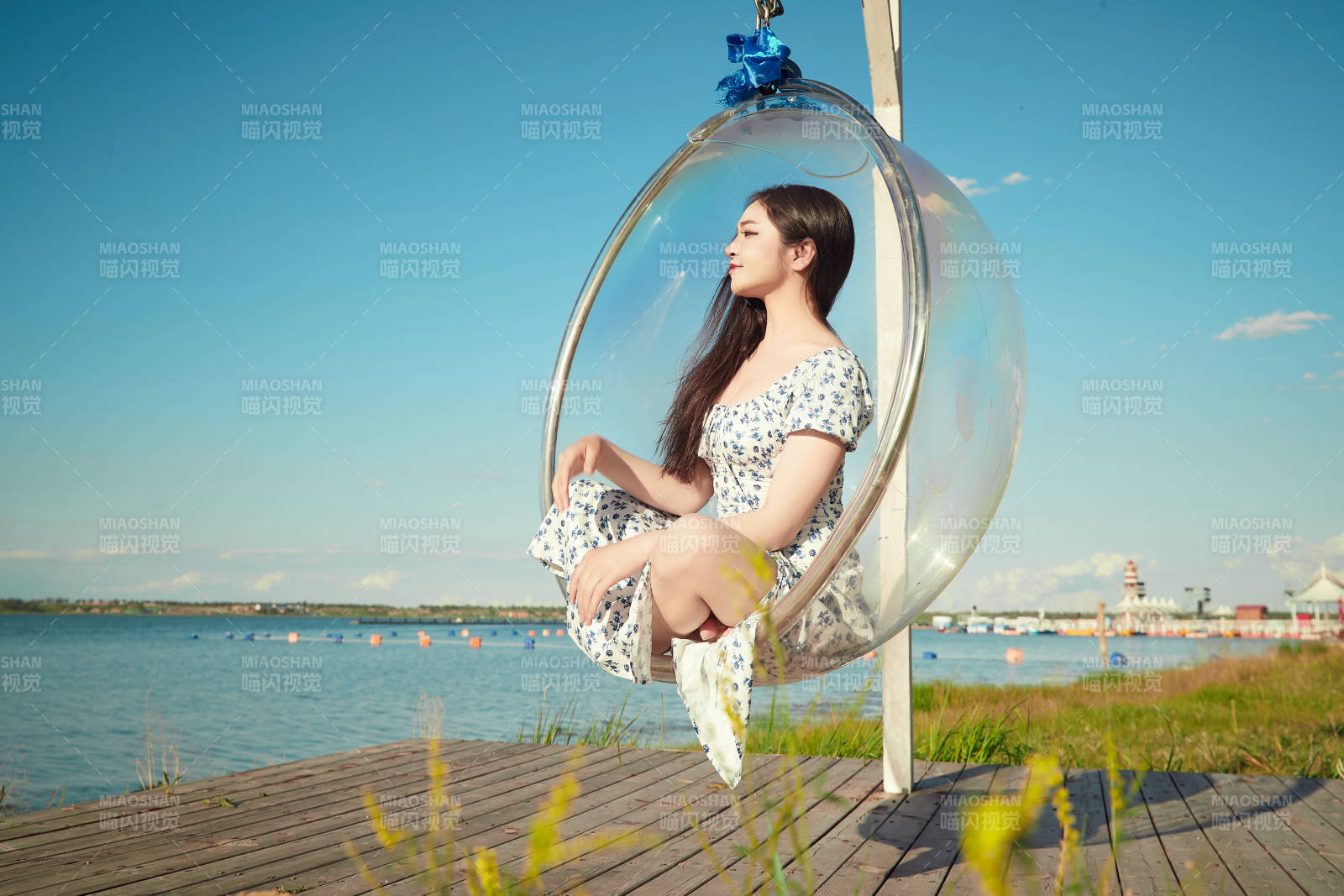 草原湖畔打卡點(diǎn)游玩拍照的東方美女