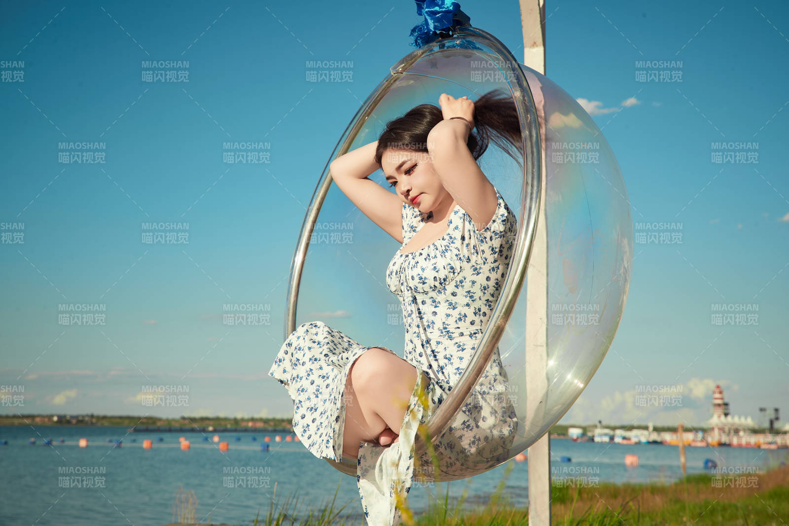 草原湖畔打卡點游玩拍照的東方美女