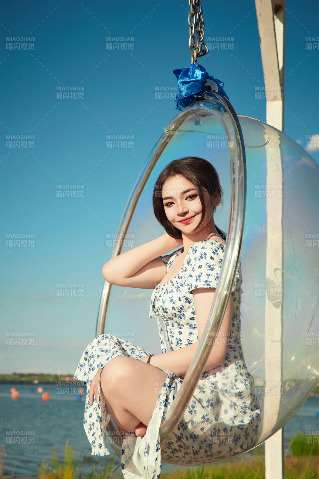 草原湖畔打卡點(diǎn)游玩拍照的東方美女