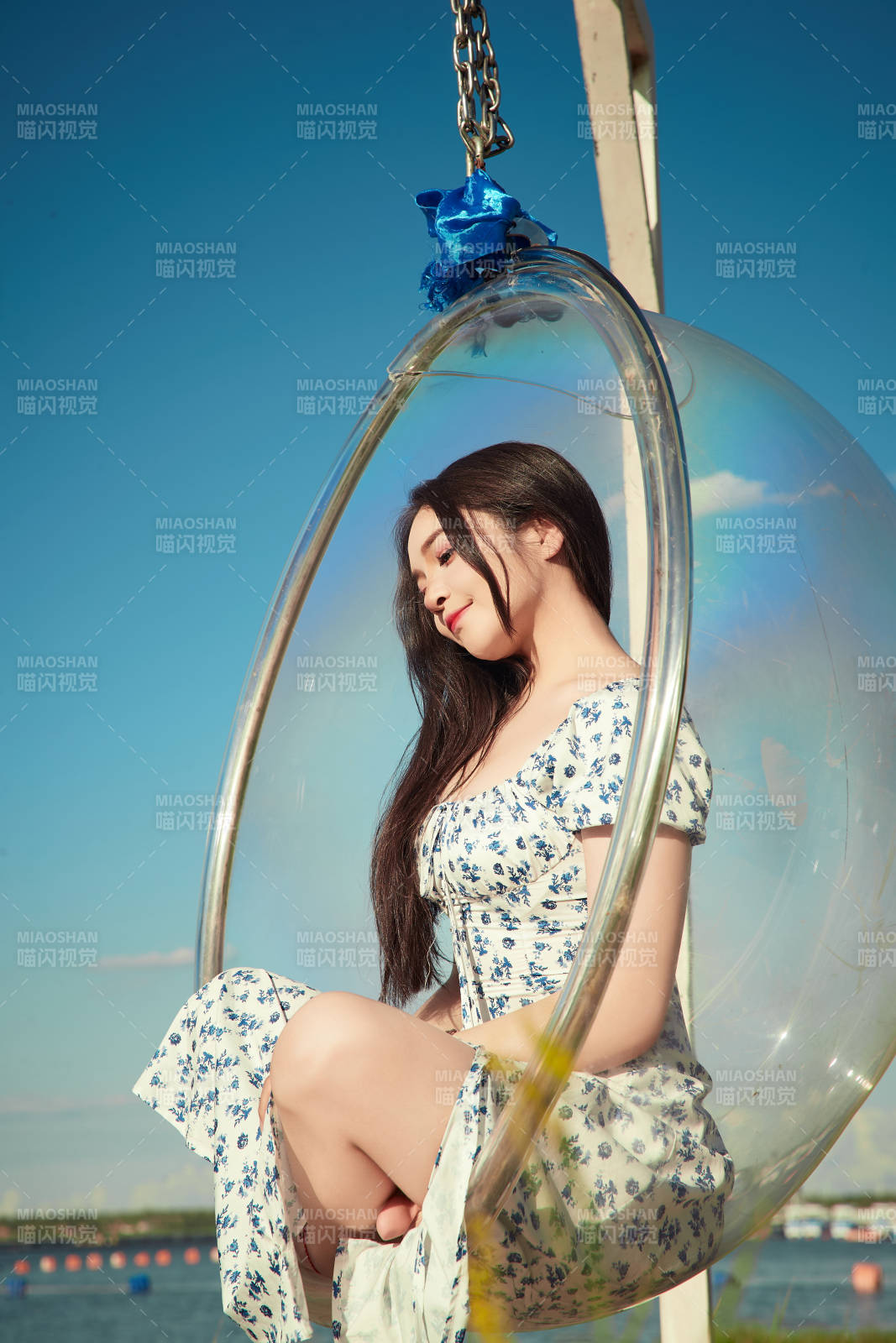 草原湖畔打卡點游玩拍照的東方美女