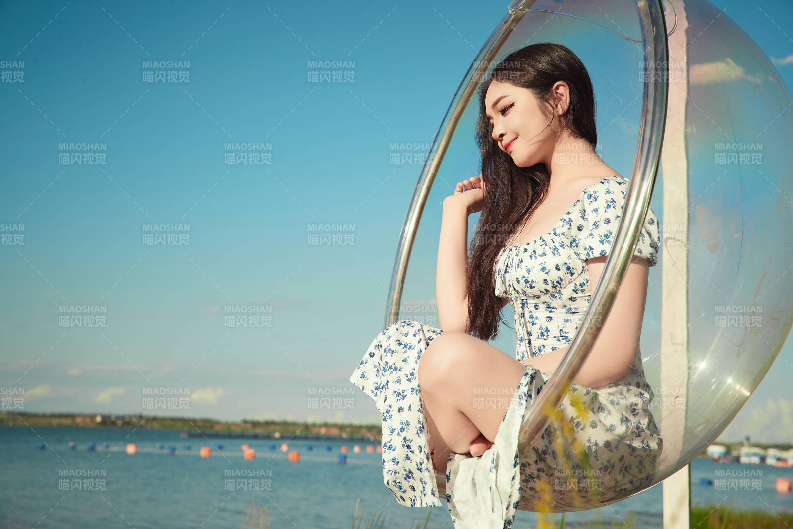 草原湖畔打卡點游玩拍照的東方美女