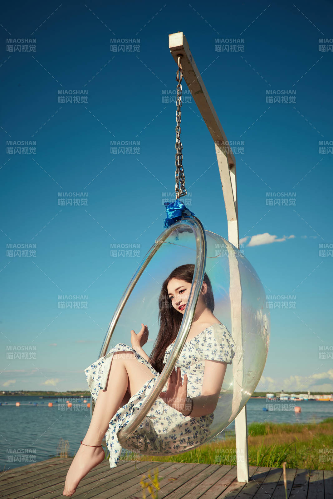 草原湖畔打卡點游玩拍照的東方美女