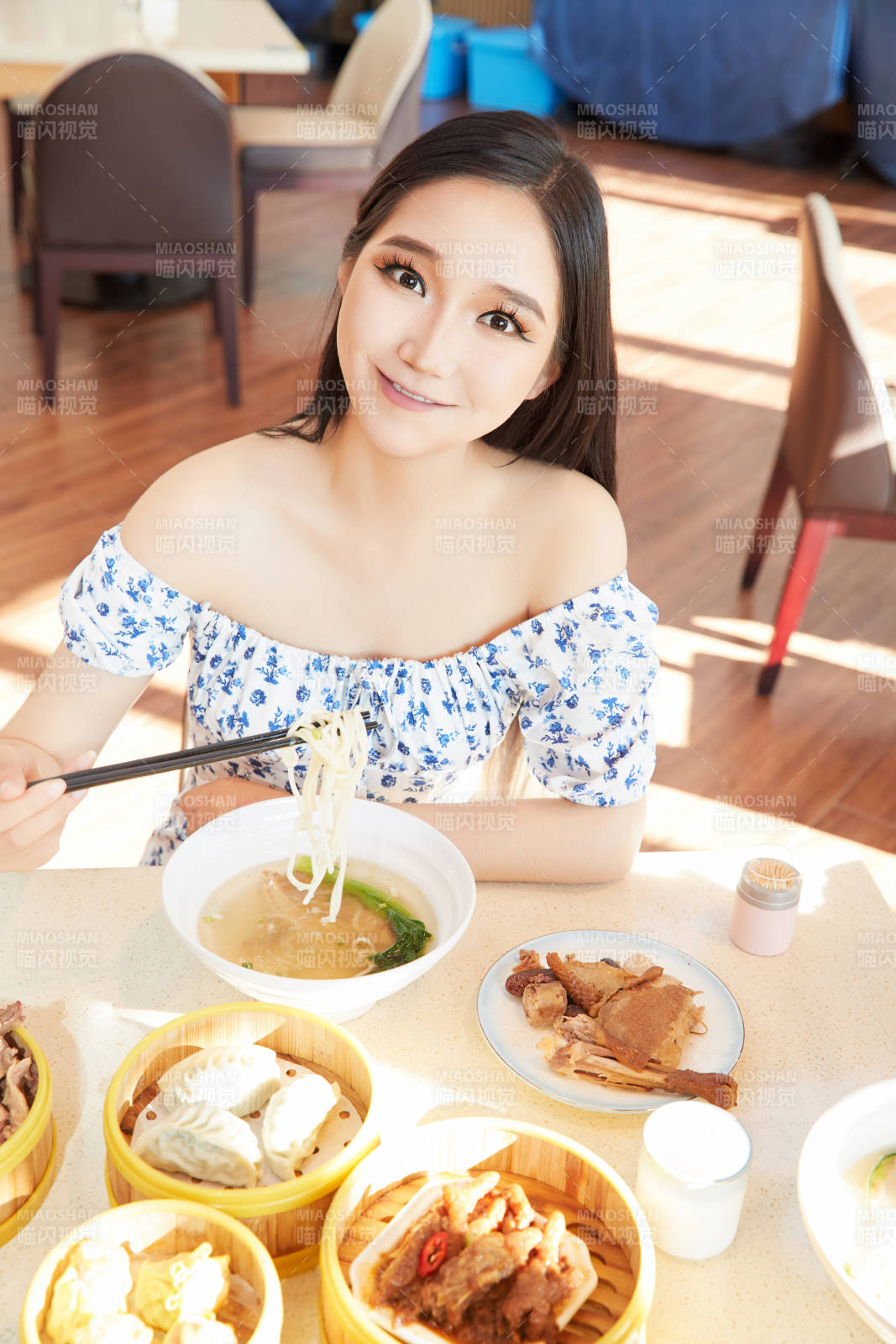 在茶餐廳大吃特吃的美女