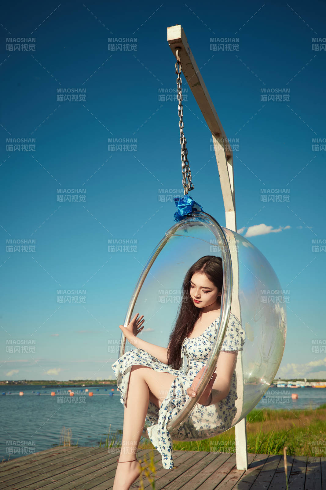 草原湖畔打卡點游玩拍照的東方美女