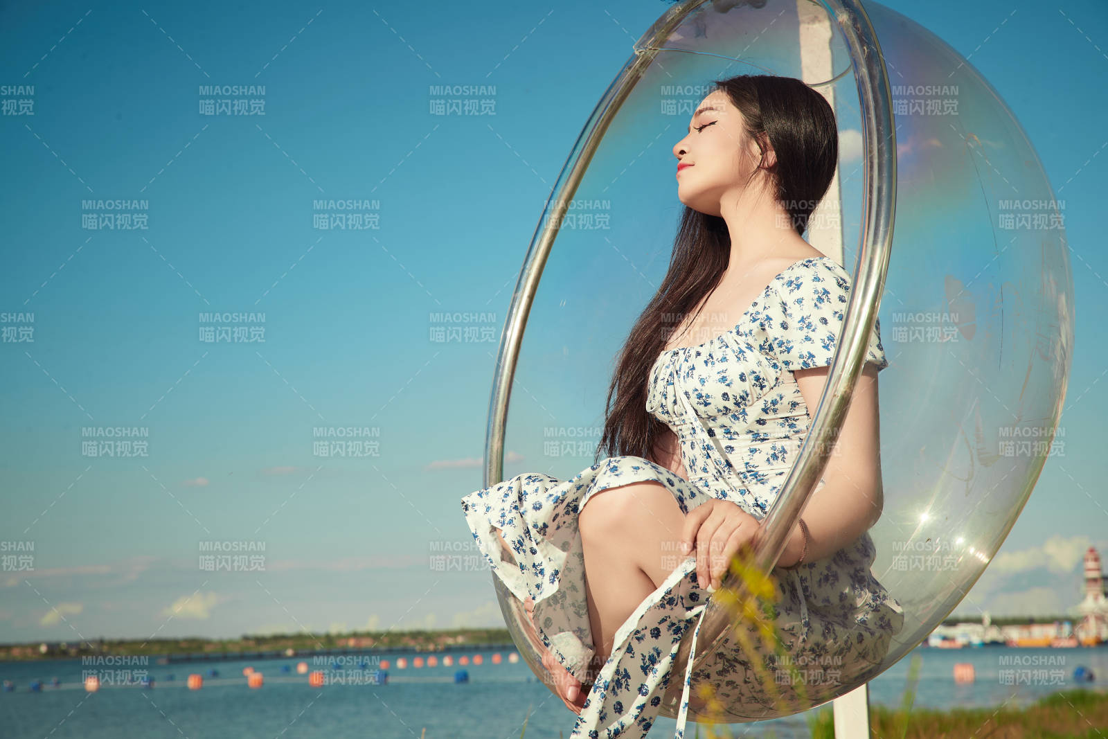 草原湖畔打卡點游玩拍照的東方美女