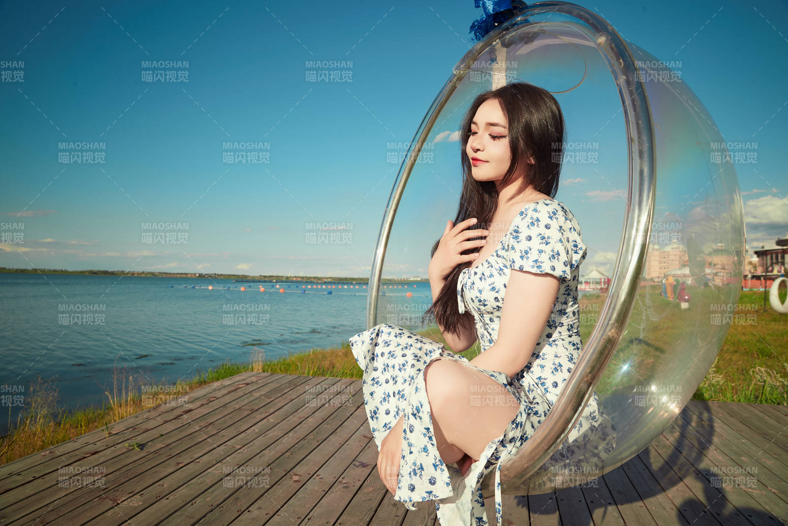 草原湖畔打卡點游玩拍照的東方美女