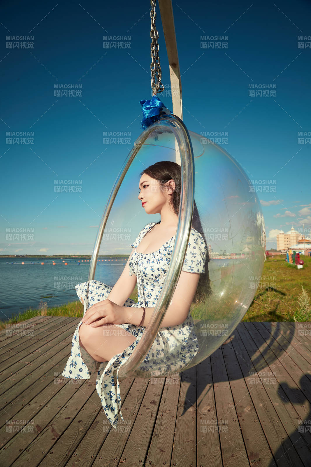 草原湖畔打卡點游玩拍照的東方美女