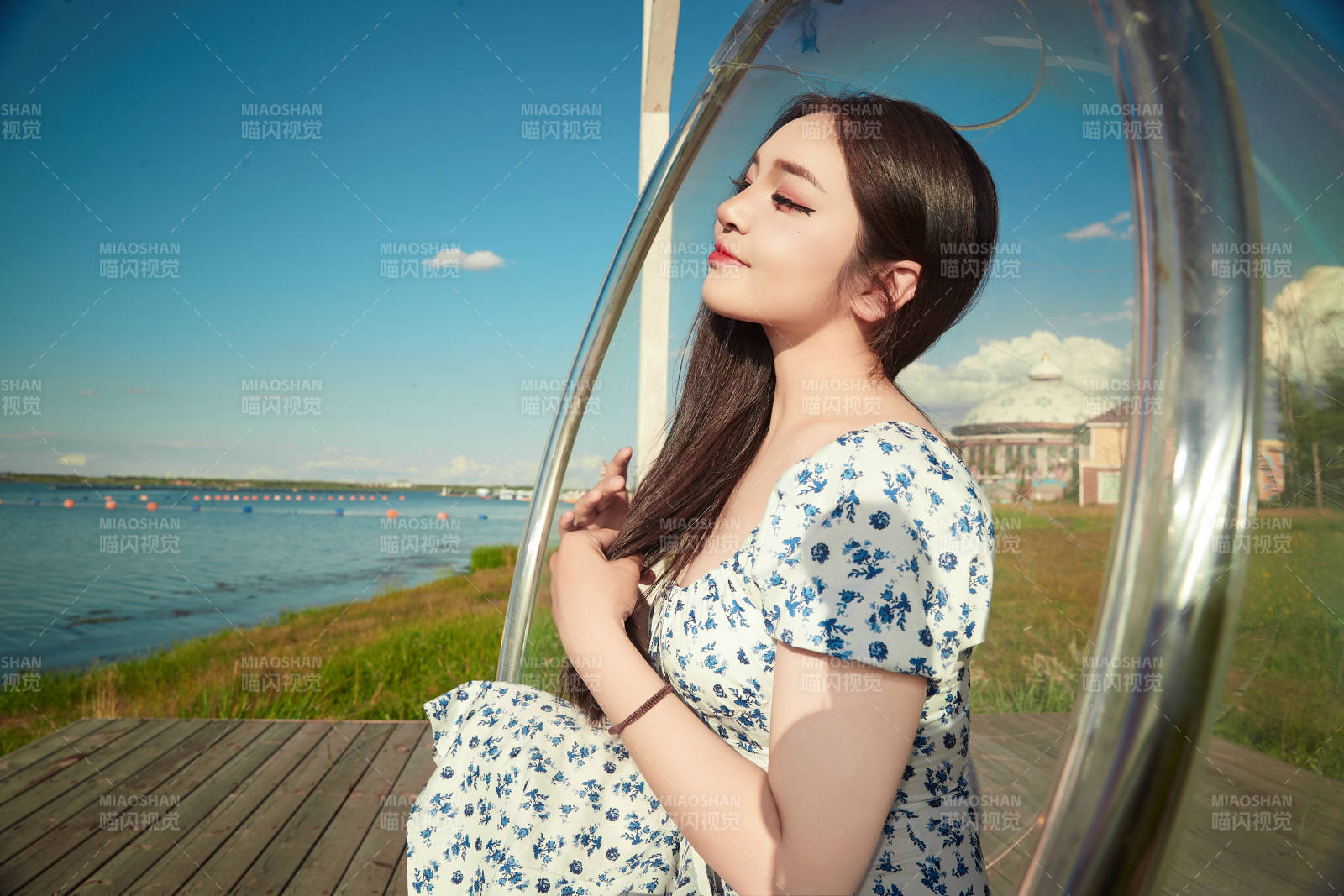 草原湖畔打卡點游玩拍照的東方美女