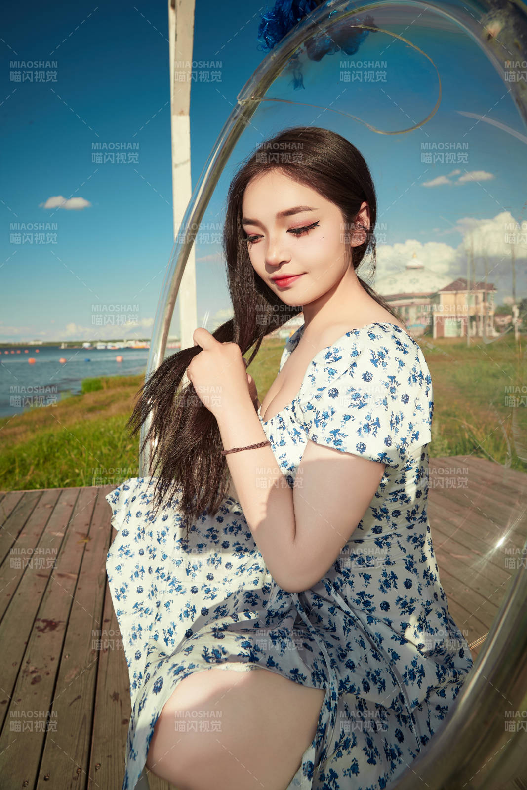 草原湖畔打卡點(diǎn)游玩拍照的東方美女