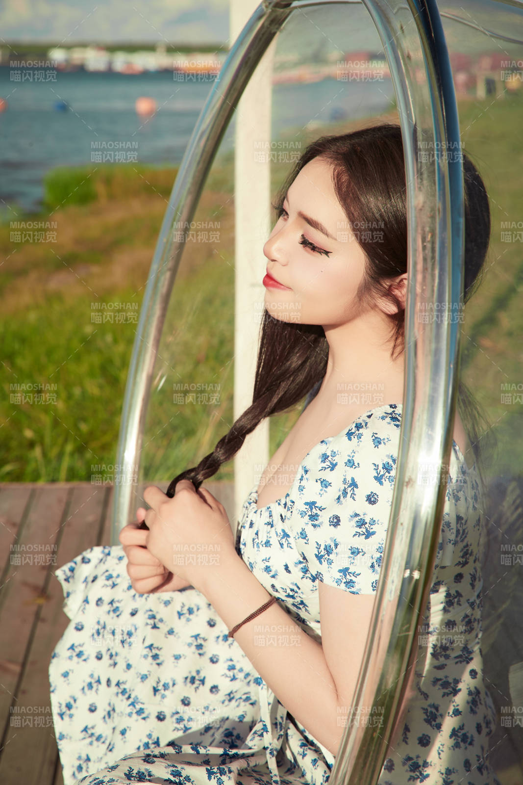 草原湖畔打卡點游玩拍照的東方美女