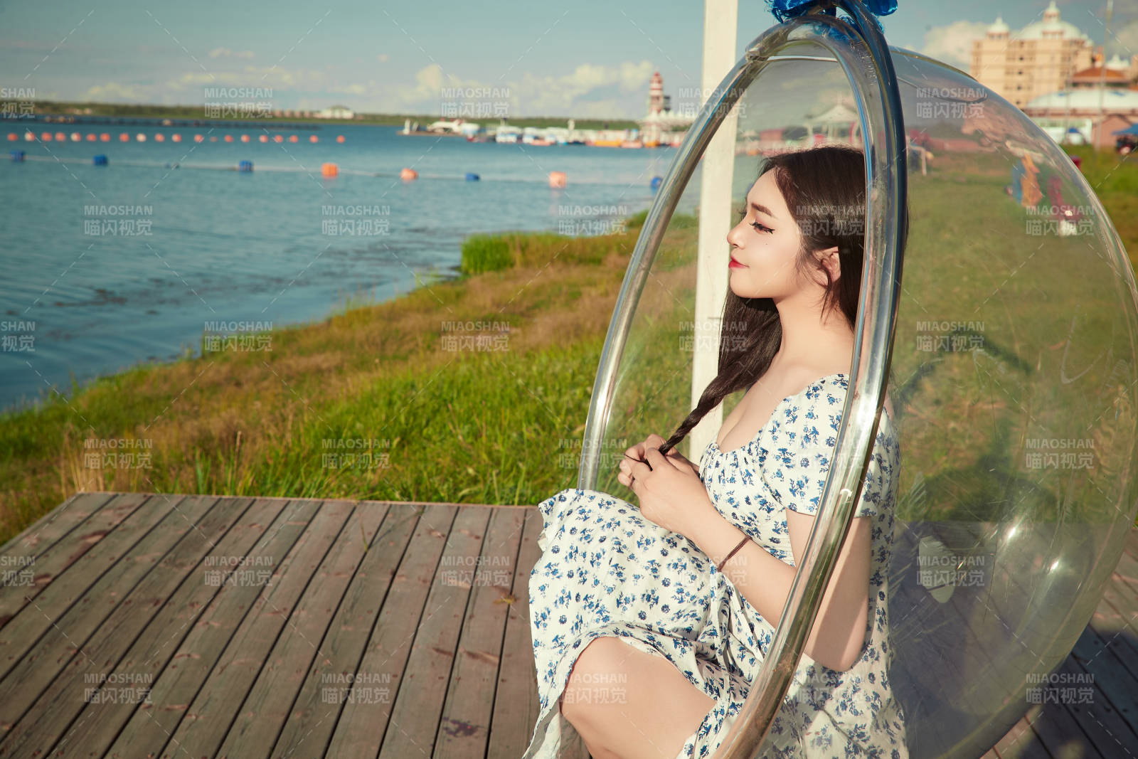 草原湖畔打卡點(diǎn)游玩拍照的東方美女