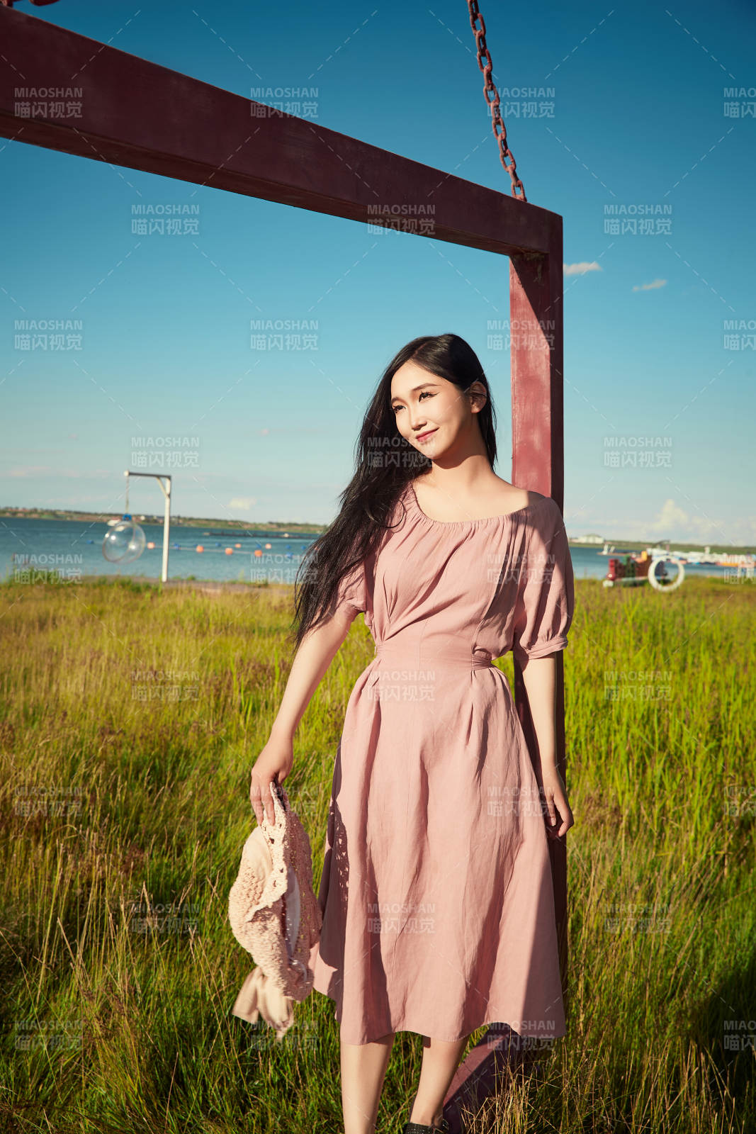 盛夏湖畔打卡點(diǎn)游玩拍照的亞洲美女