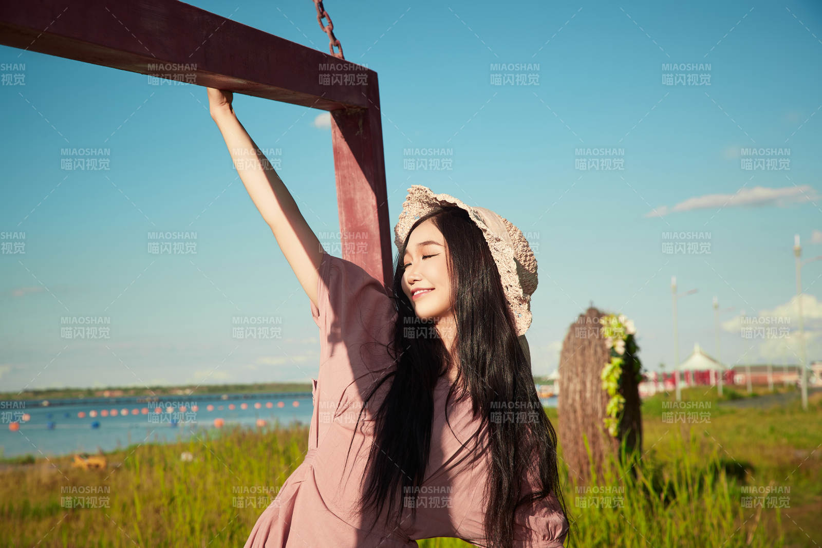 盛夏湖畔打卡點游玩拍照的亞洲美女