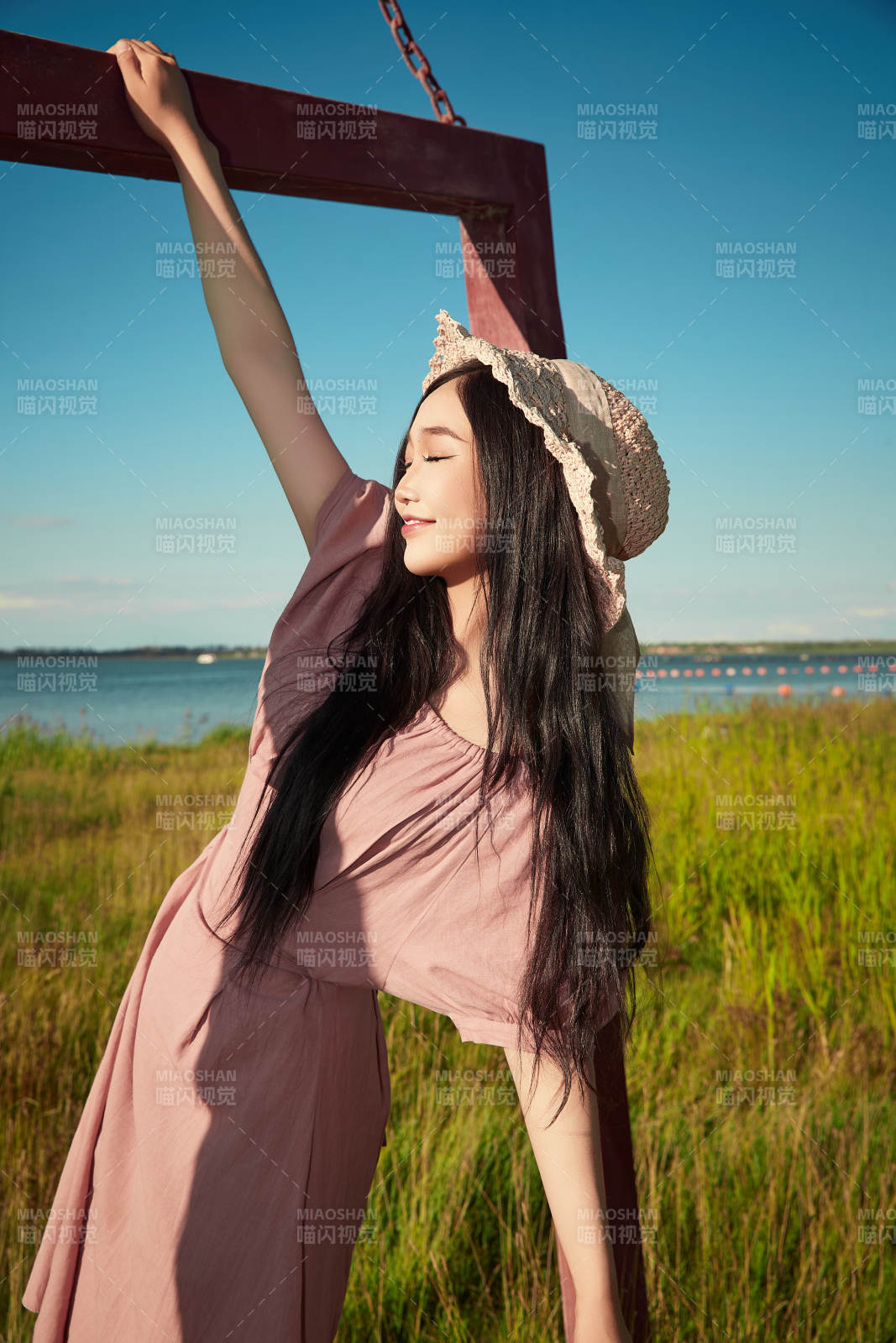 盛夏湖畔打卡点游玩拍照的亚洲美女