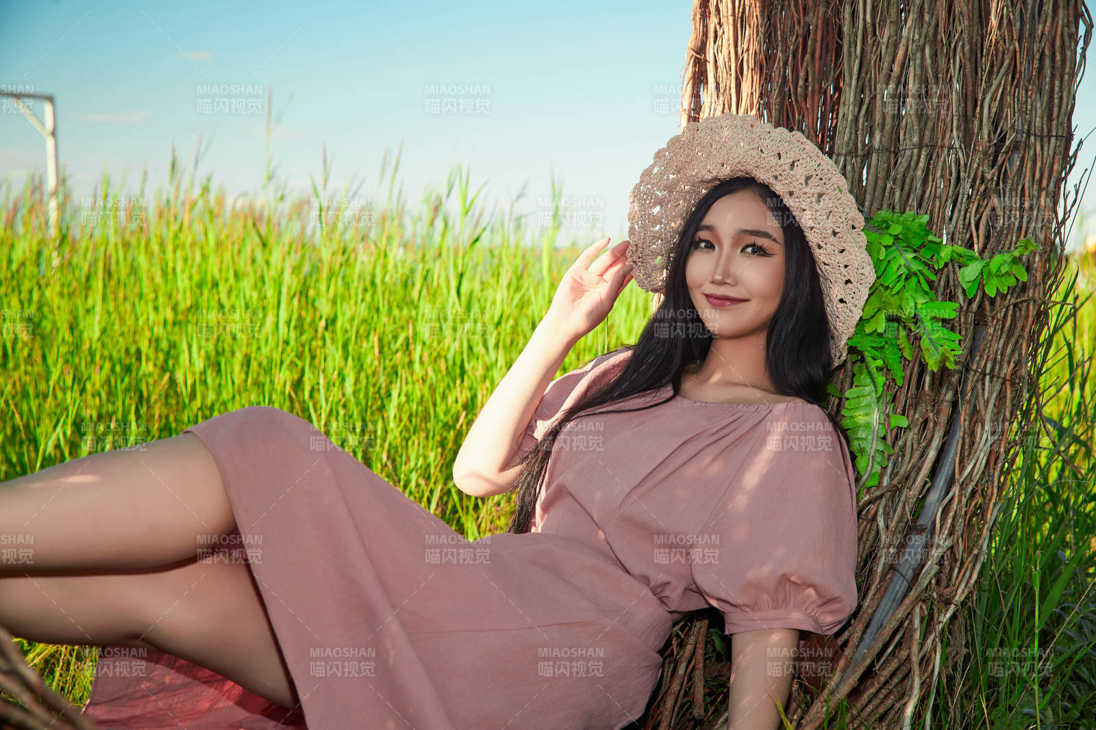 盛夏湖畔打卡点游玩拍照的亚洲美女