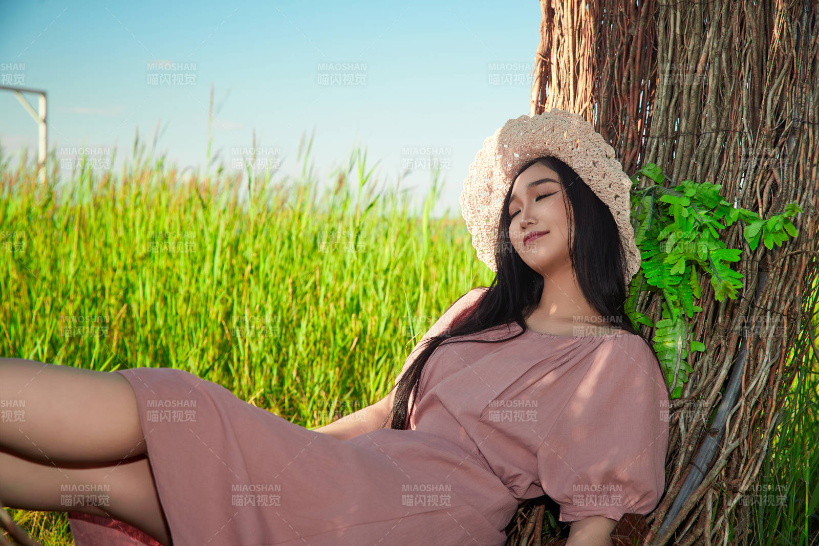 盛夏湖畔打卡點游玩拍照的亞洲美女