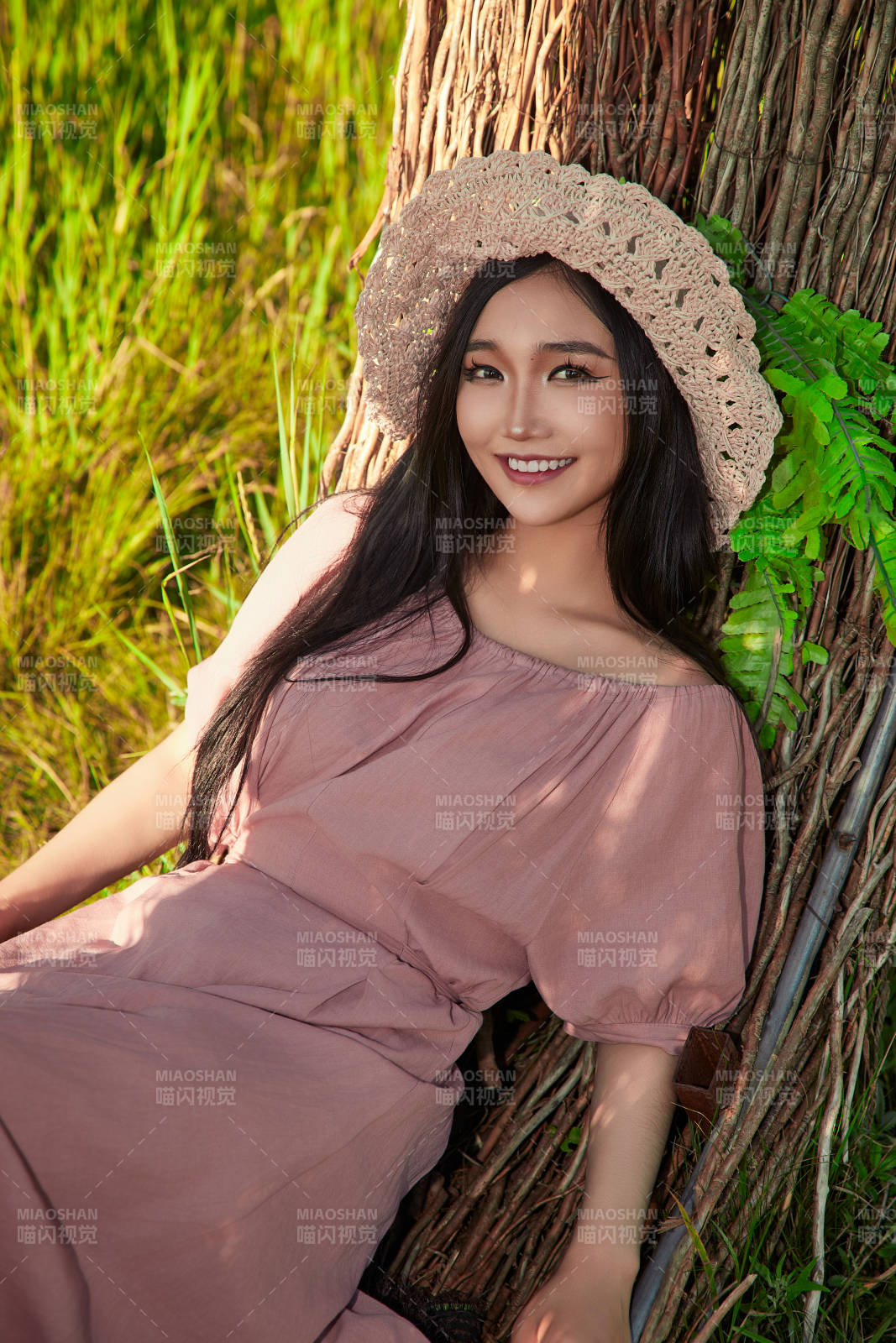 盛夏湖畔打卡点游玩拍照的亚洲美女