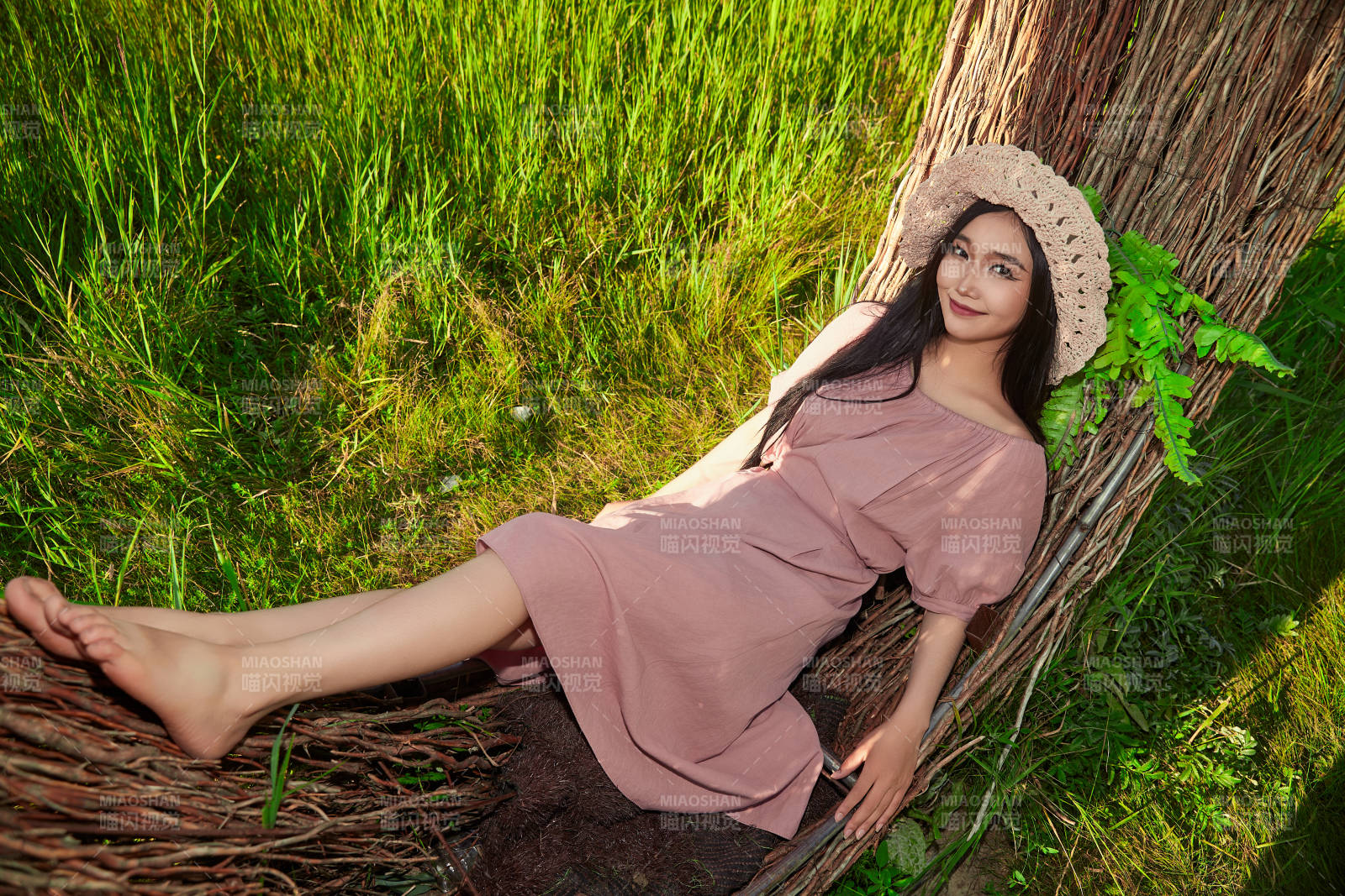 盛夏湖畔打卡點游玩拍照的亞洲美女