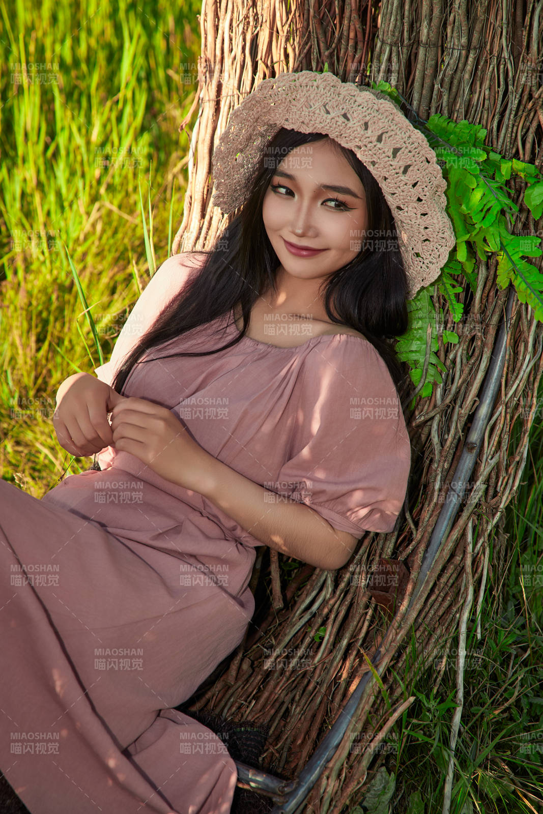 盛夏湖畔打卡点游玩拍照的亚洲美女