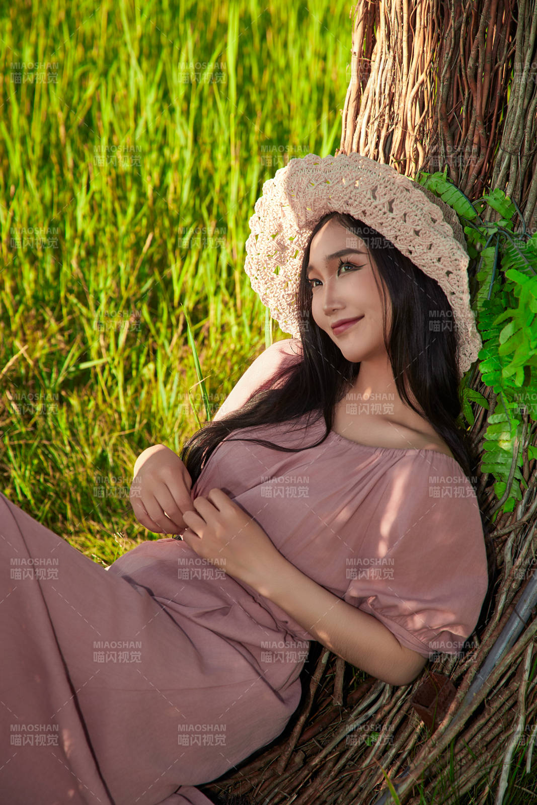 盛夏湖畔打卡点游玩拍照的亚洲美女