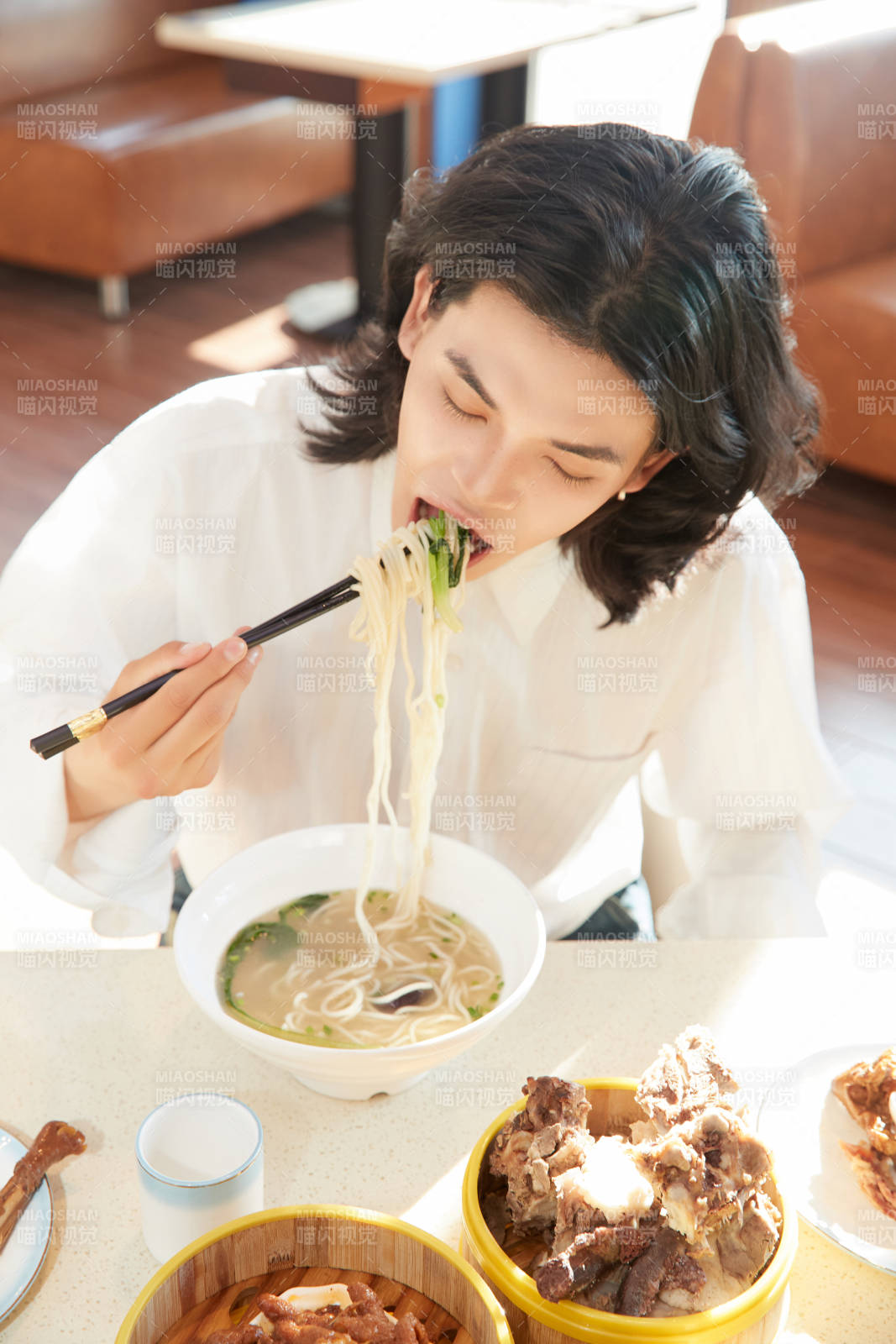 在茶餐厅大吃特吃的青年男性