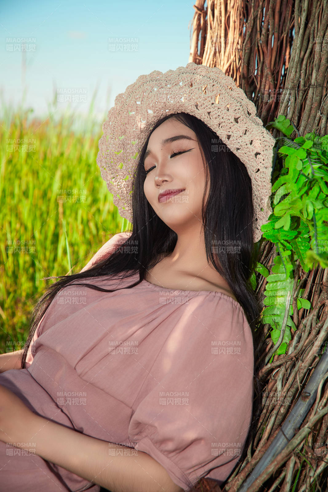 盛夏湖畔打卡點(diǎn)游玩拍照的亞洲美女