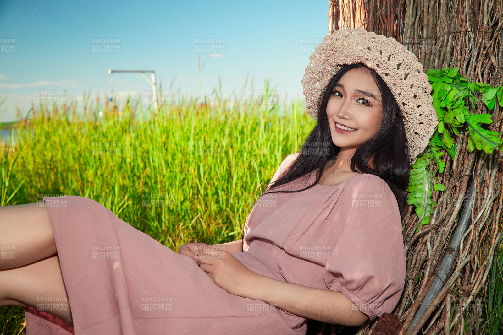 盛夏湖畔打卡點游玩拍照的亞洲美女