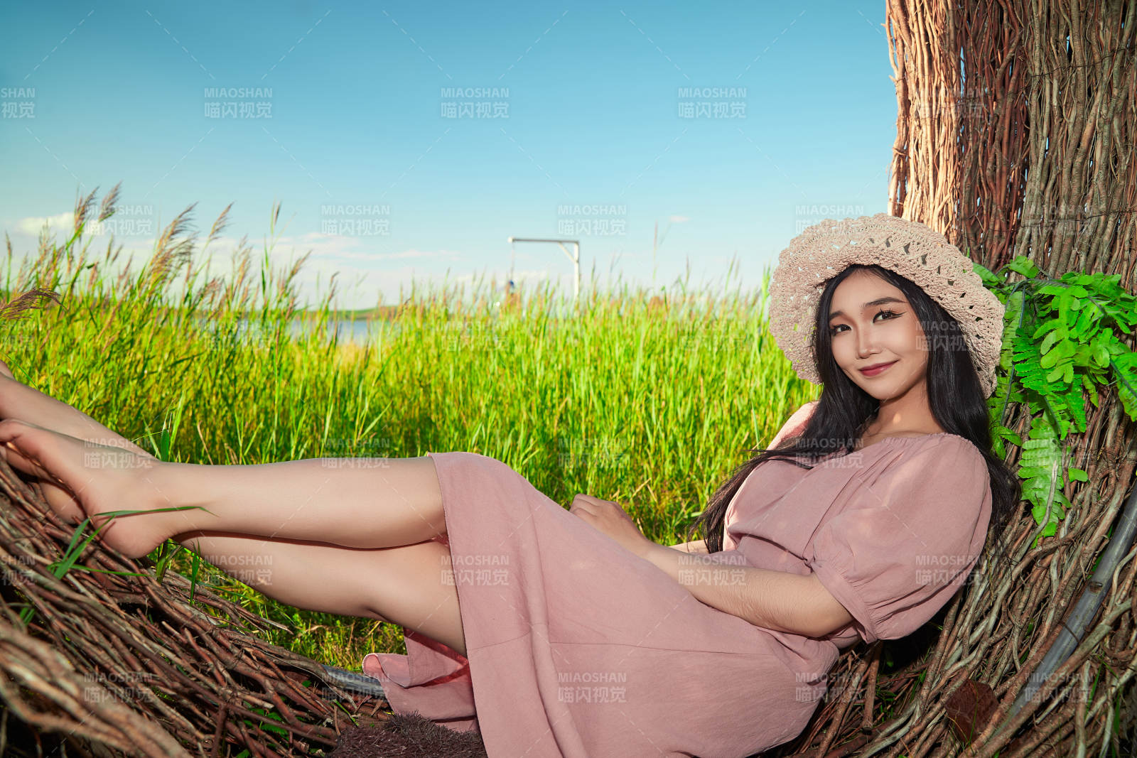 盛夏湖畔打卡點游玩拍照的亞洲美女